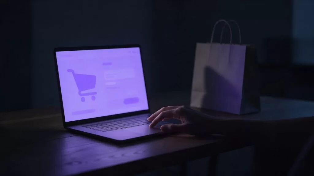 Mano dudando sobre el checkout de una tienda online en una laptop