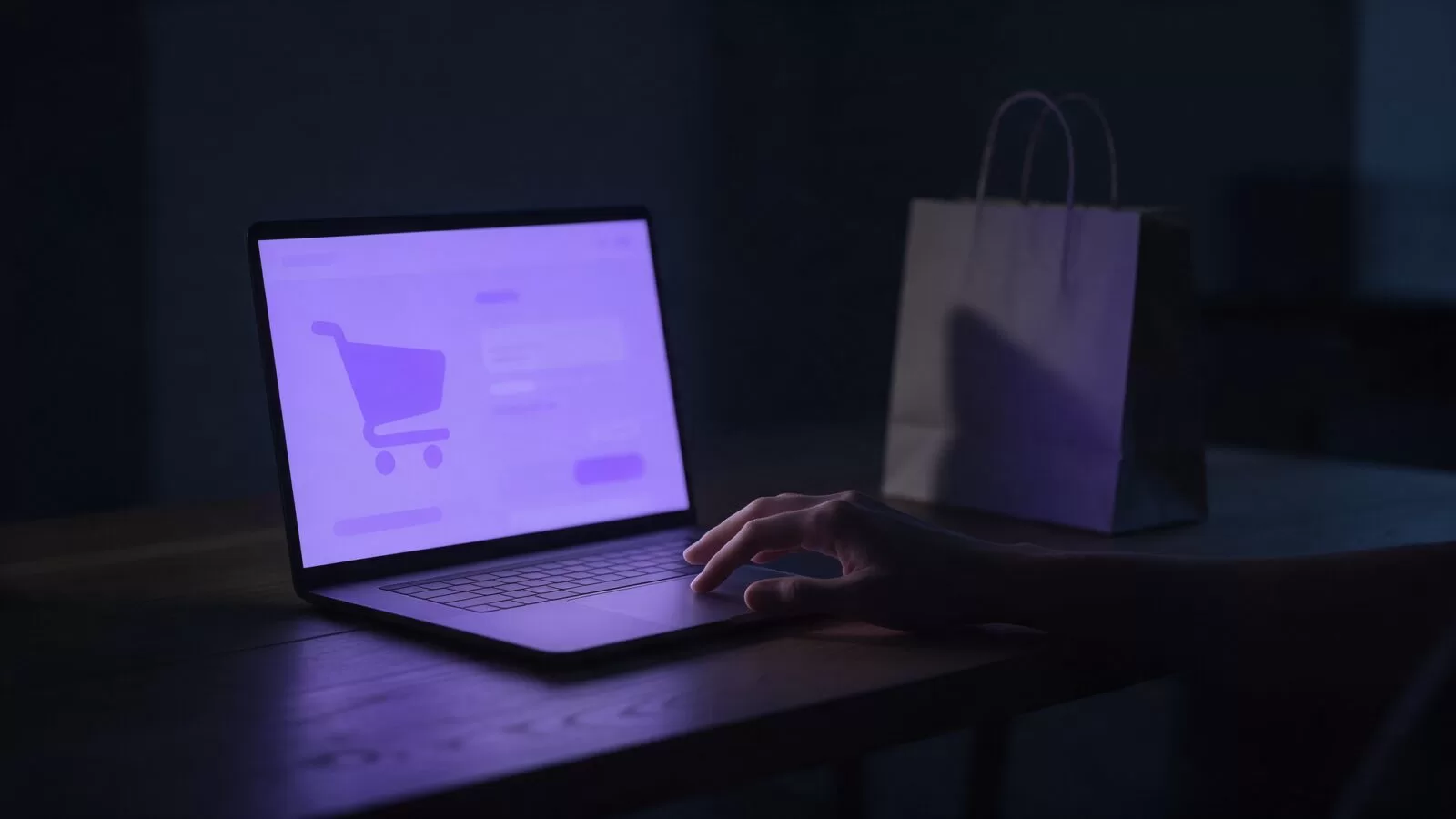 Mano dudando sobre el checkout de una tienda online en una laptop