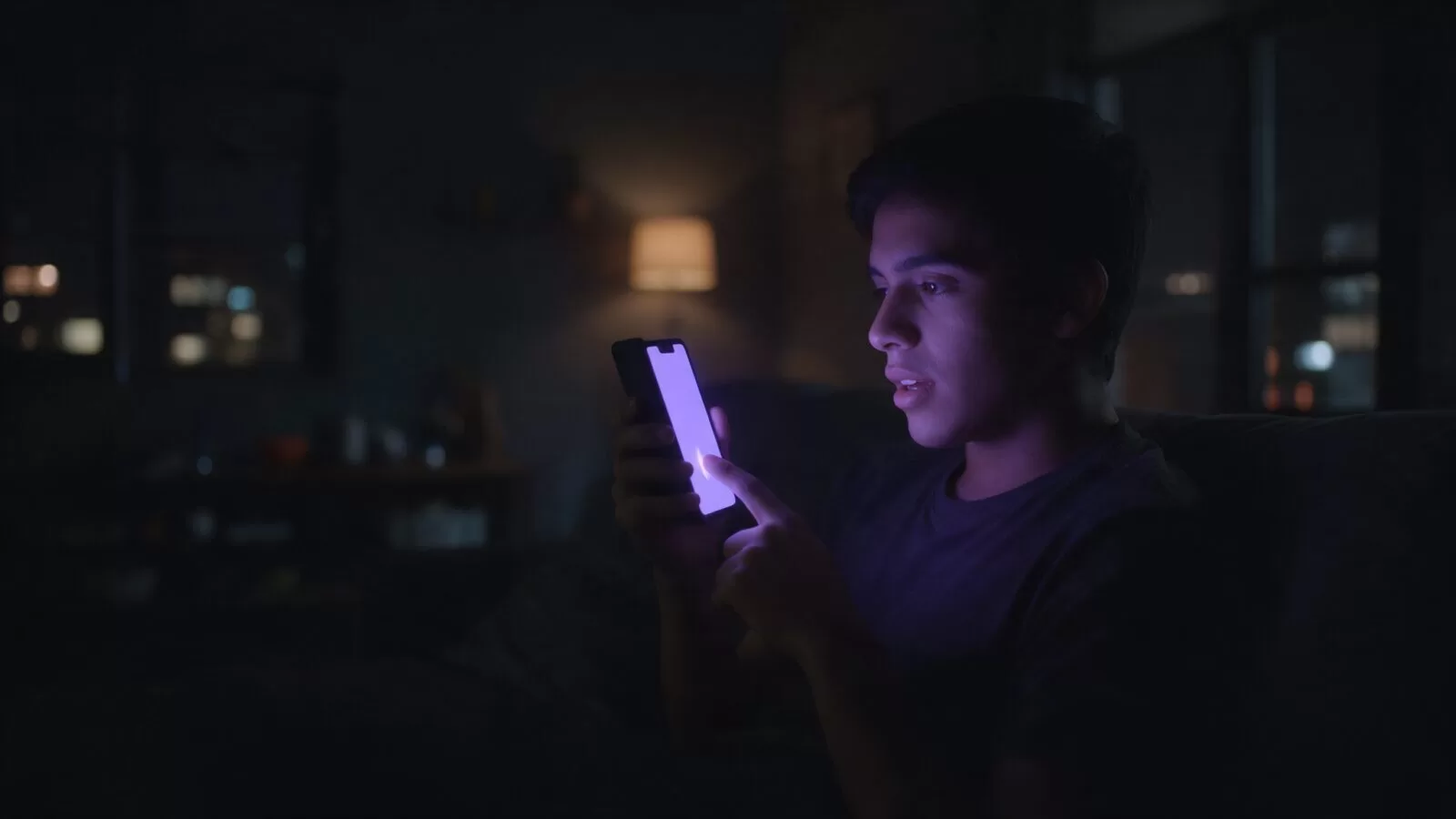 Hombre consultando a un asistente de inteligencia artificial en su celular de noche