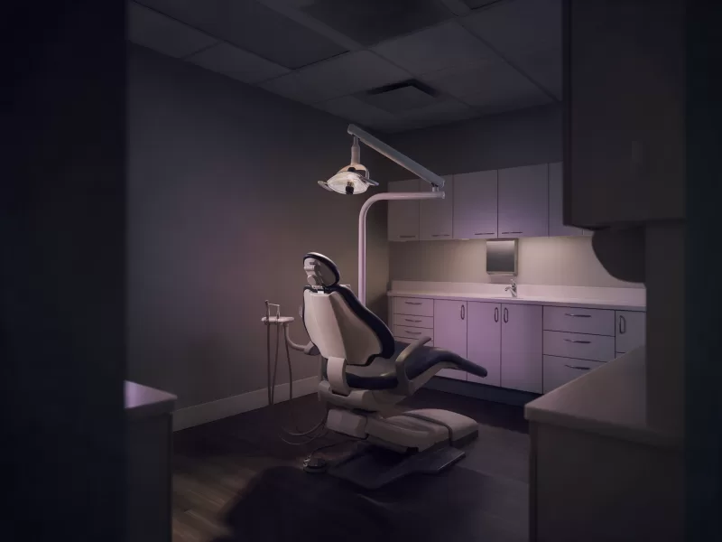Consultorio odontológico con sillón dental, listo para pacientes que reservan turno online