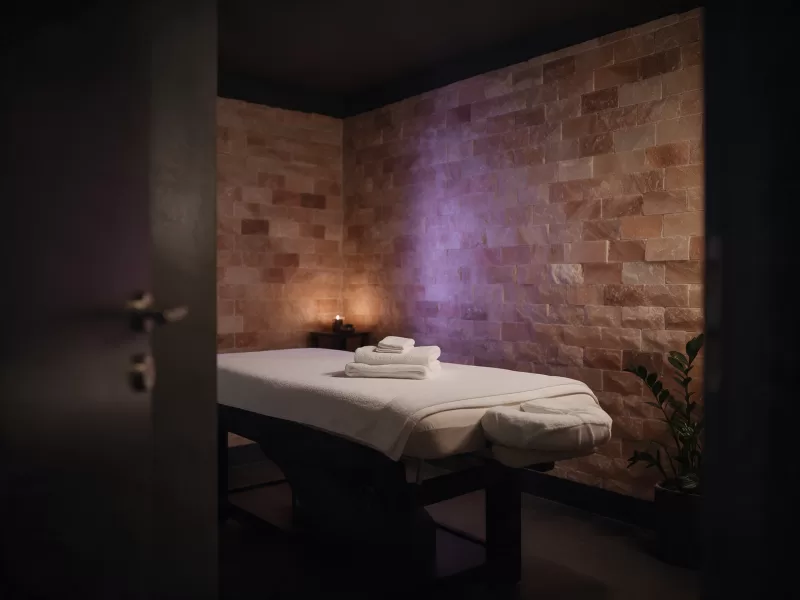 Sala de masajes de un spa lista para la próxima cita reservada online